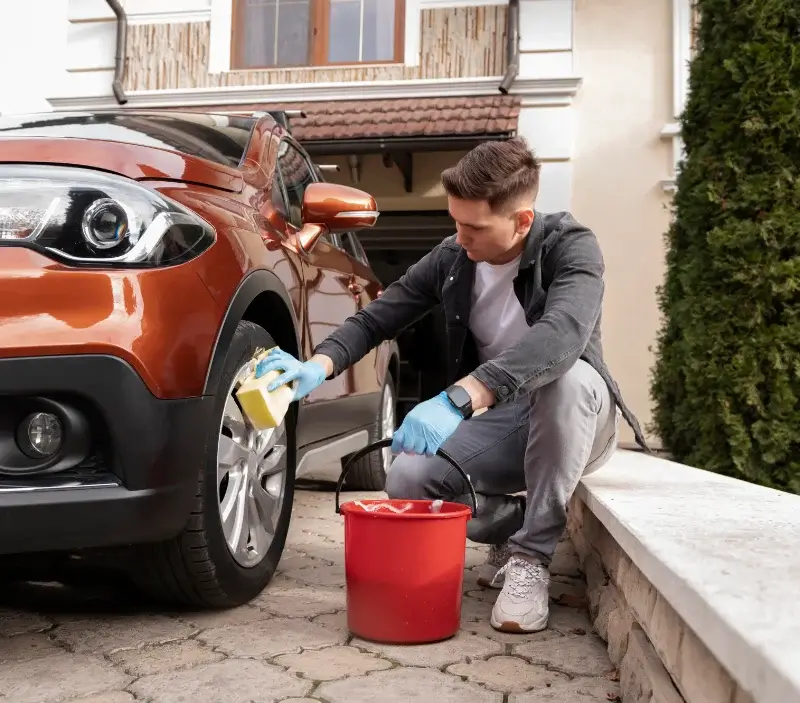 Lavage auto à domicile Lac-des-Rouges-Truites : professionnel intervenant sur un véhicule